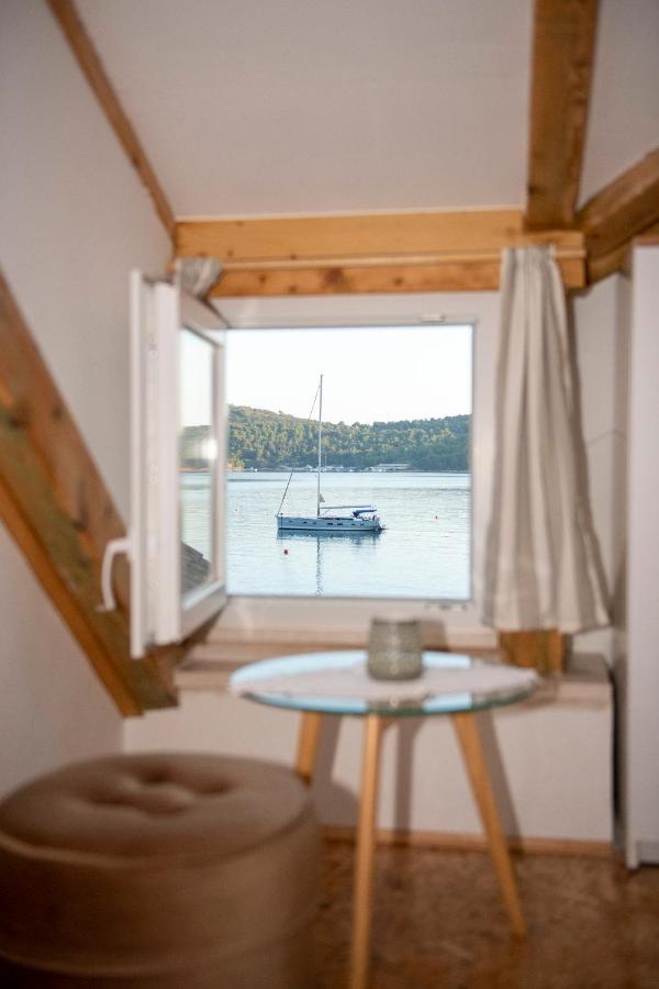 Beachfront Andrina Apartment Vis